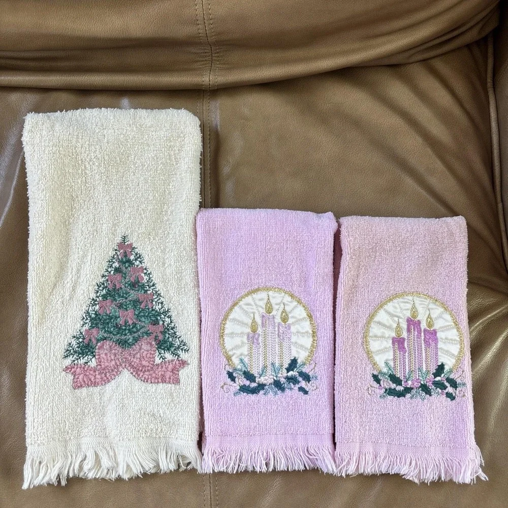 VTG Set Of 3 Embroidered Pink Christmas Towels Tree Ribbons Candles Holly Gold‎